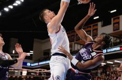 开云体育在线-快船火力全开，大胜对手晋级次轮