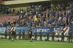 开云体育在线-球迷激情有足球赛掀起的体育界里的热潮