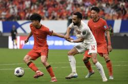 开云下载-足球比赛中球员运球突破，打破僵局取得进球