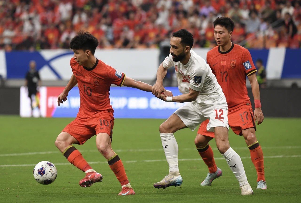 足球比赛中球员运球突破,打破僵局取得进球 足球比赛中球员运球突破,打破僵局取得进球