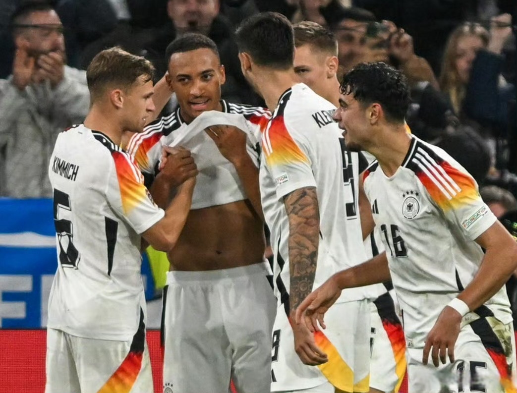 足球比赛中球员运球突破,打破僵局取得进球 足球比赛中球员运球突破,打破僵局取得进球