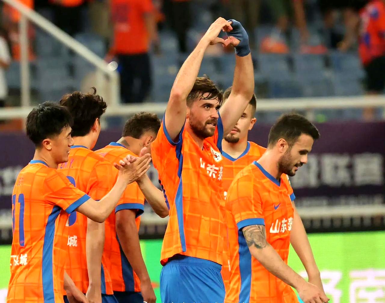 包含球队主力中场因伤无缘出场，影响发挥的词条