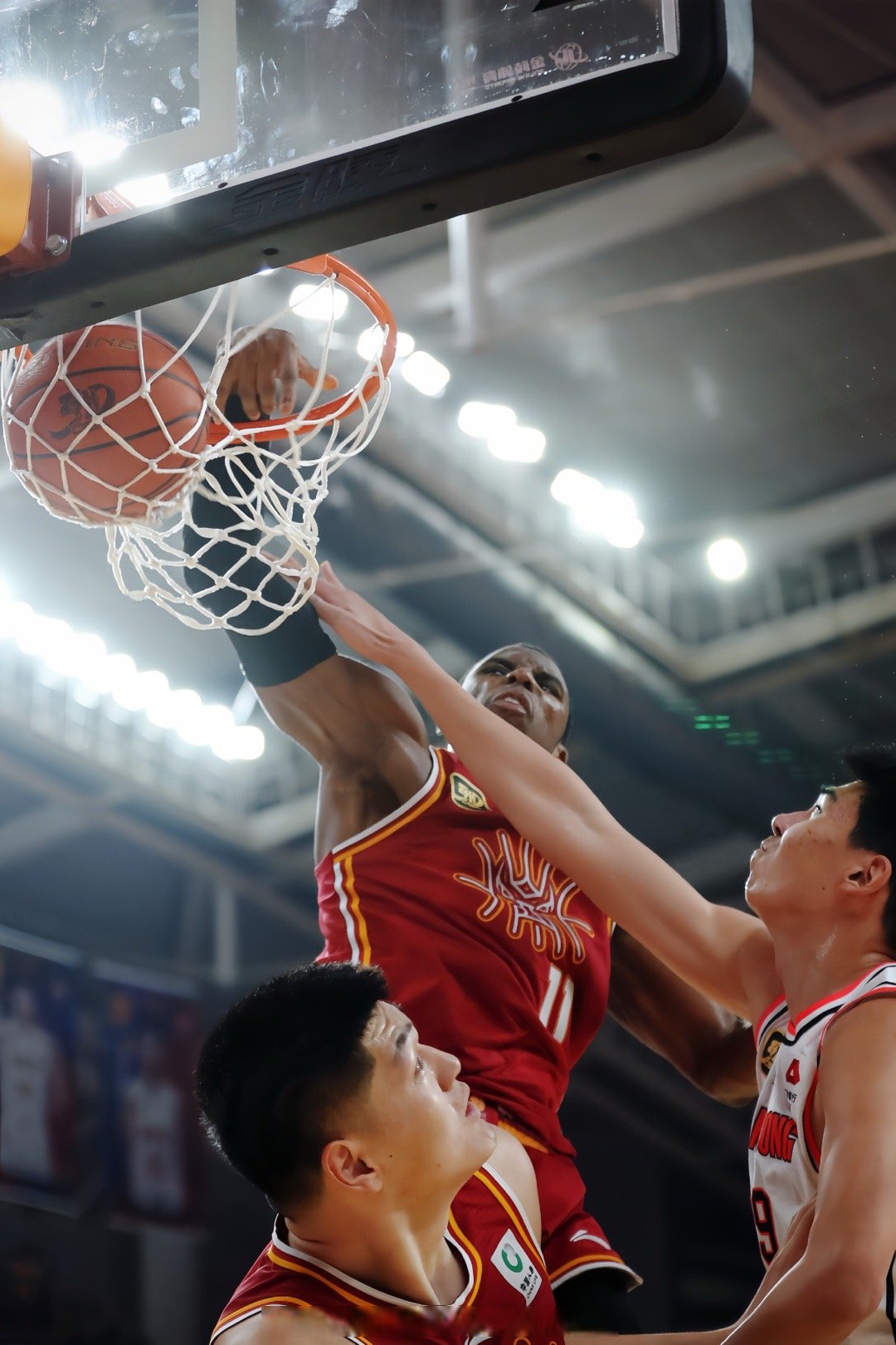 北京男篮后卫突破得分，帮助球队赢球