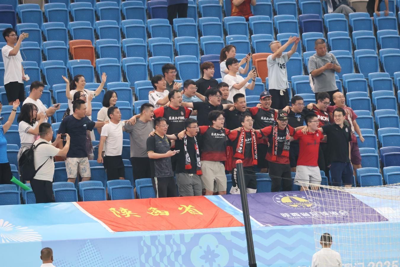 足球比赛如战场，鏖战激情不减的简单介绍