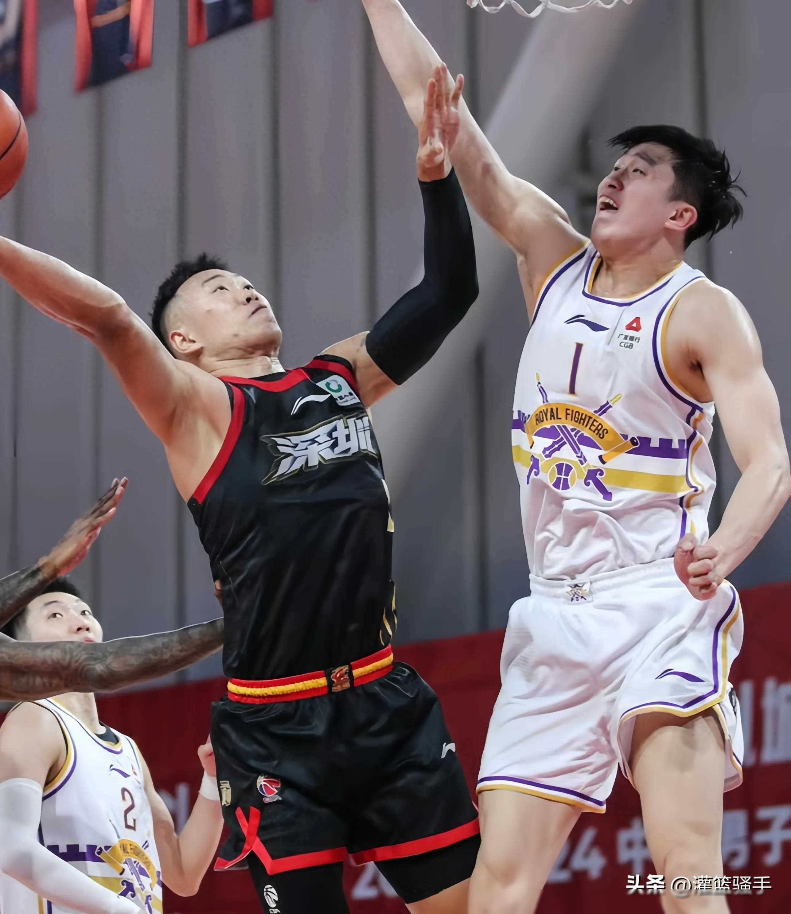深圳男篮队员表现不俗，表现出色