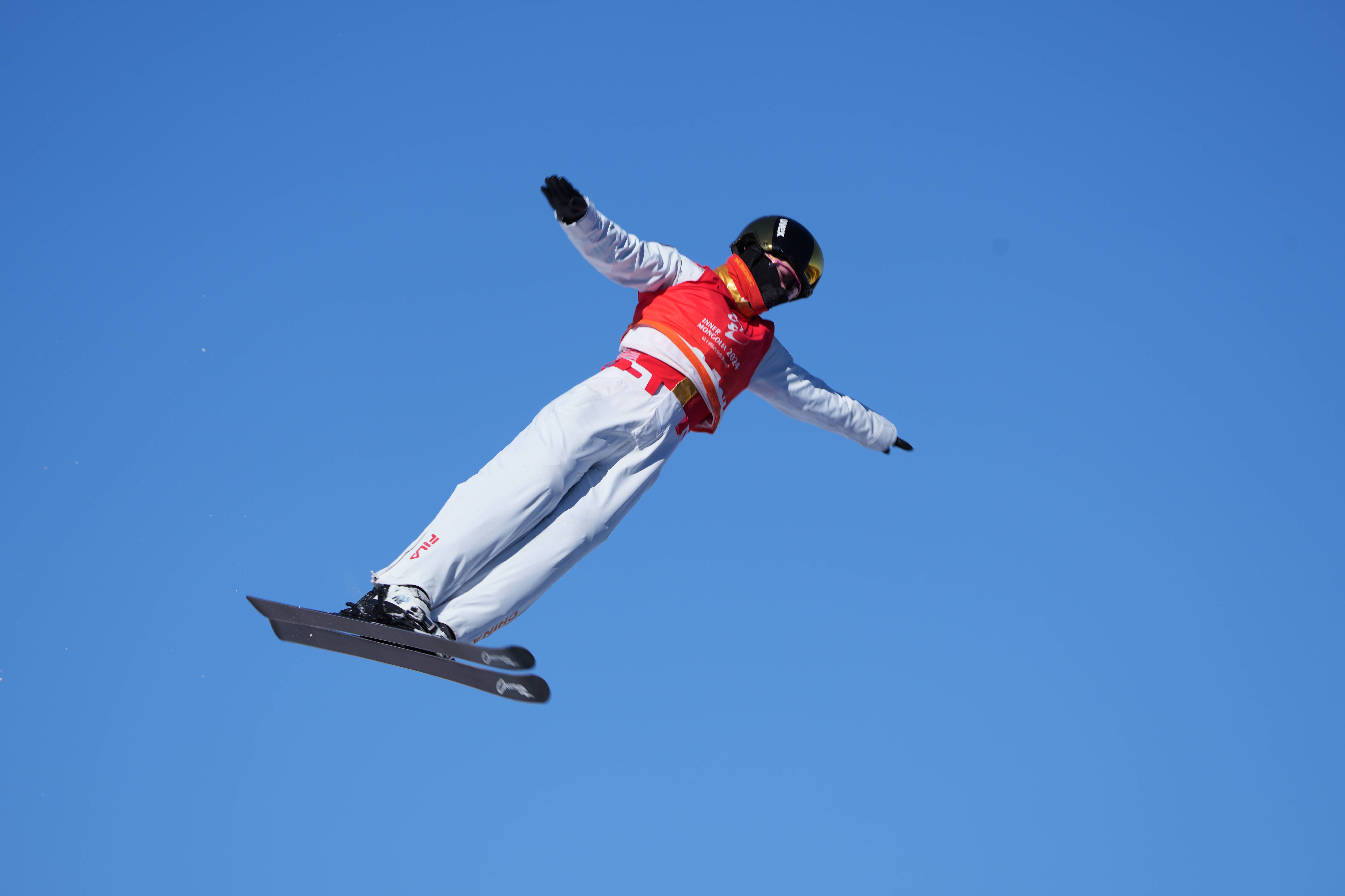 运动员在比赛中展现出色表现 运动员在比赛中展现出色表现