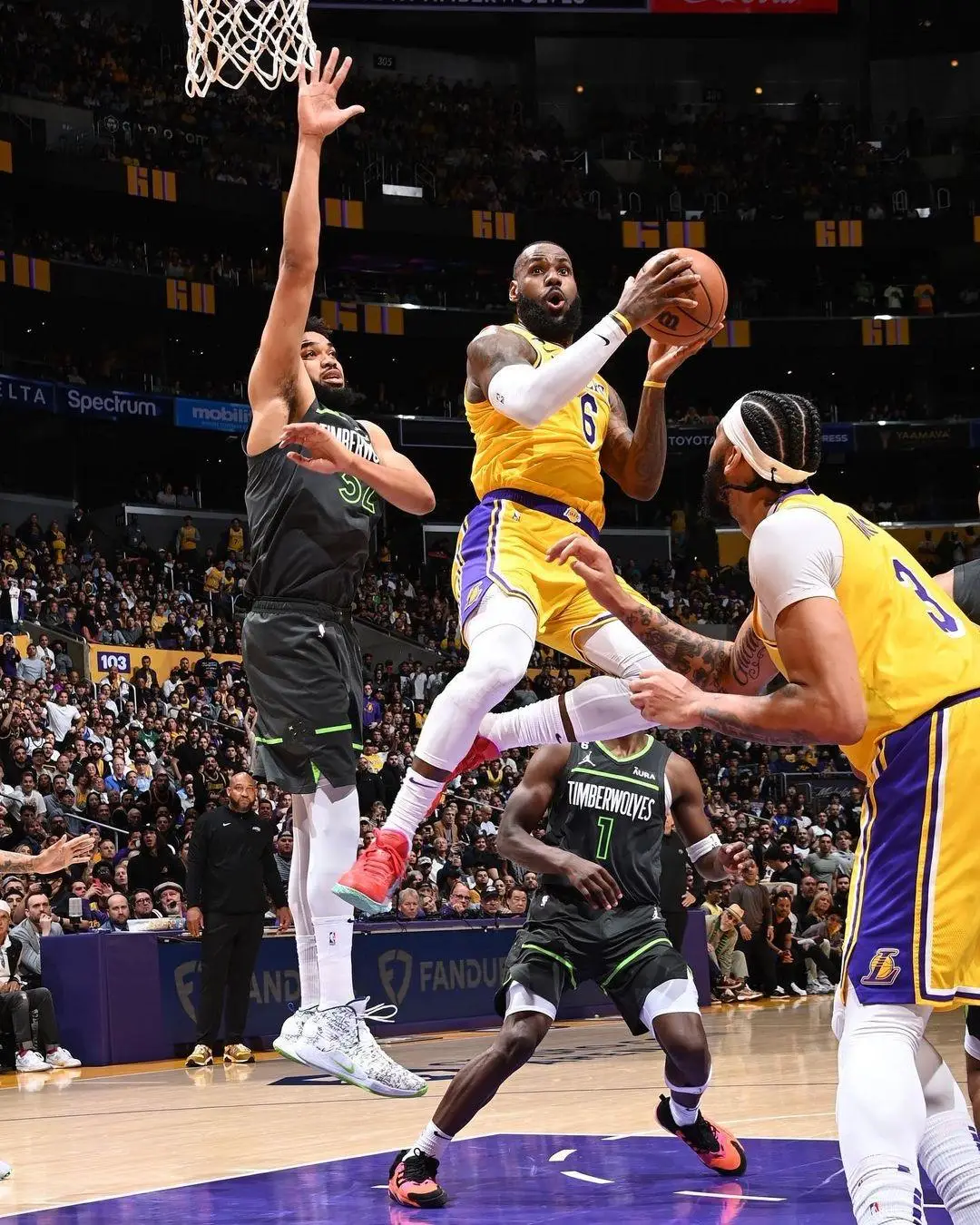 阿根廷男篮横扫灰熊，詹姆斯统治全场的简单介绍