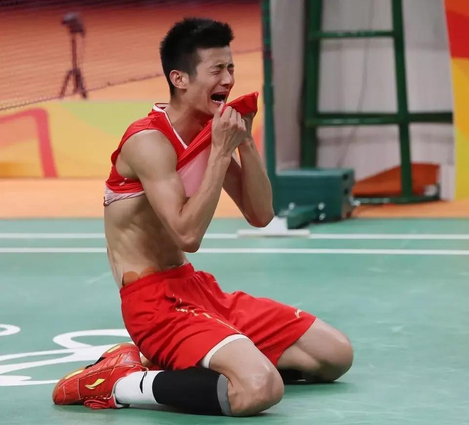 包含中国羽毛球队爆冷韩国羽毛球队，谌龙绝境逆转的词条