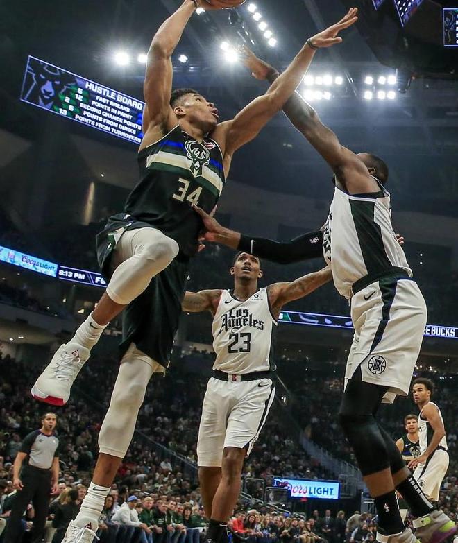 关于雄鹿B队险胜鹈鹕，哈里斯高光表现的信息