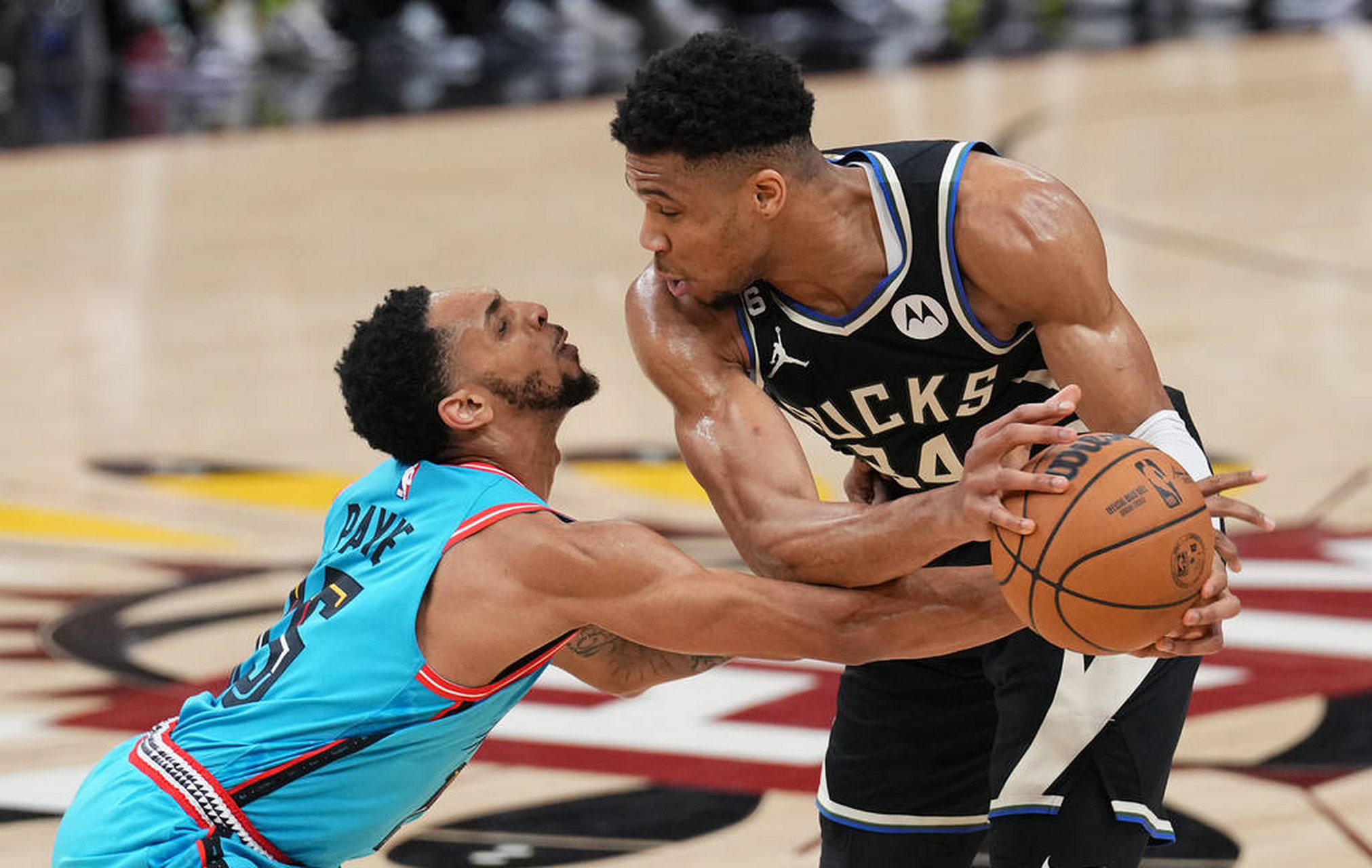 关于雄鹿B队险胜鹈鹕，哈里斯高光表现的信息