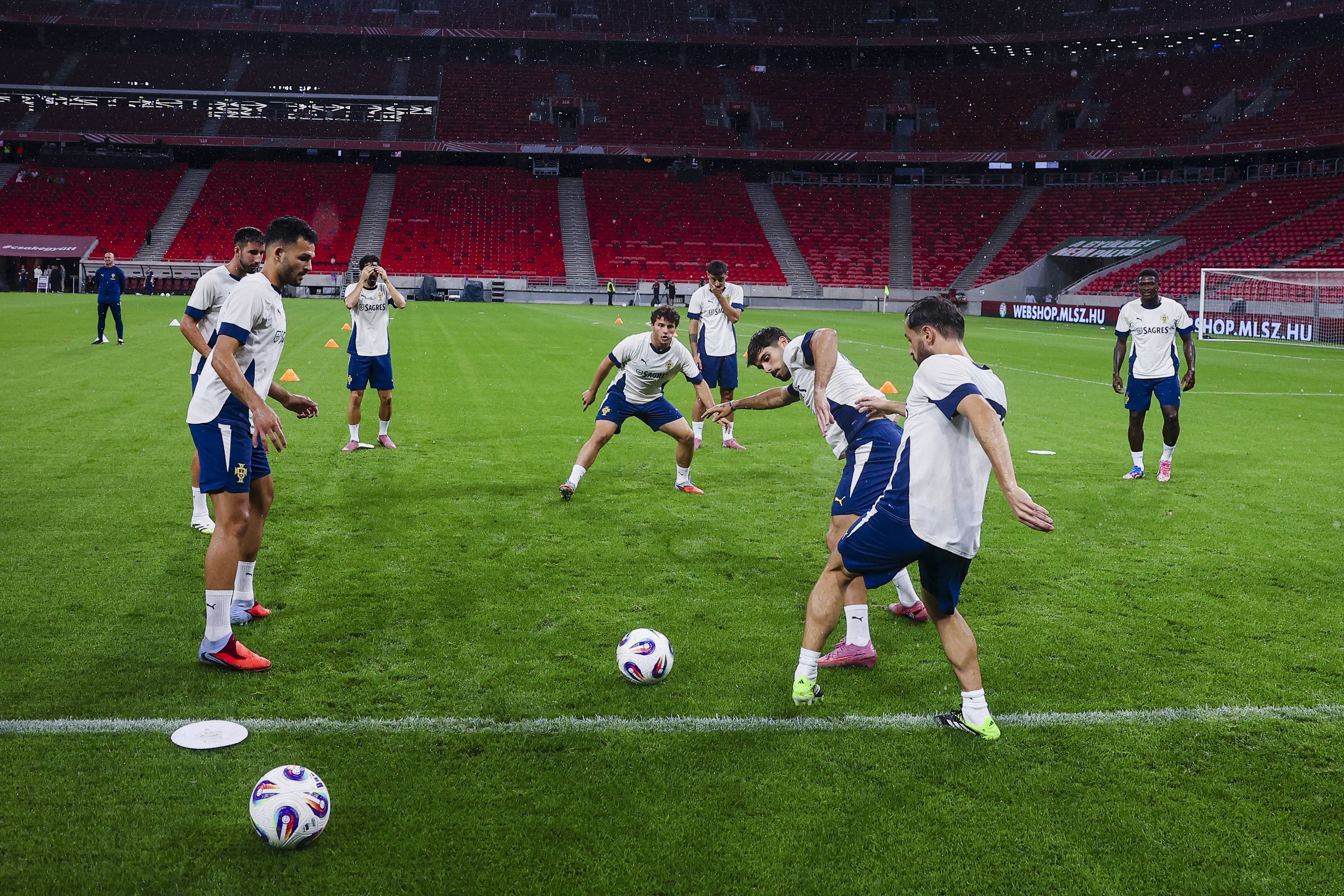 欧洲明星球员抵达球场，备战联赛