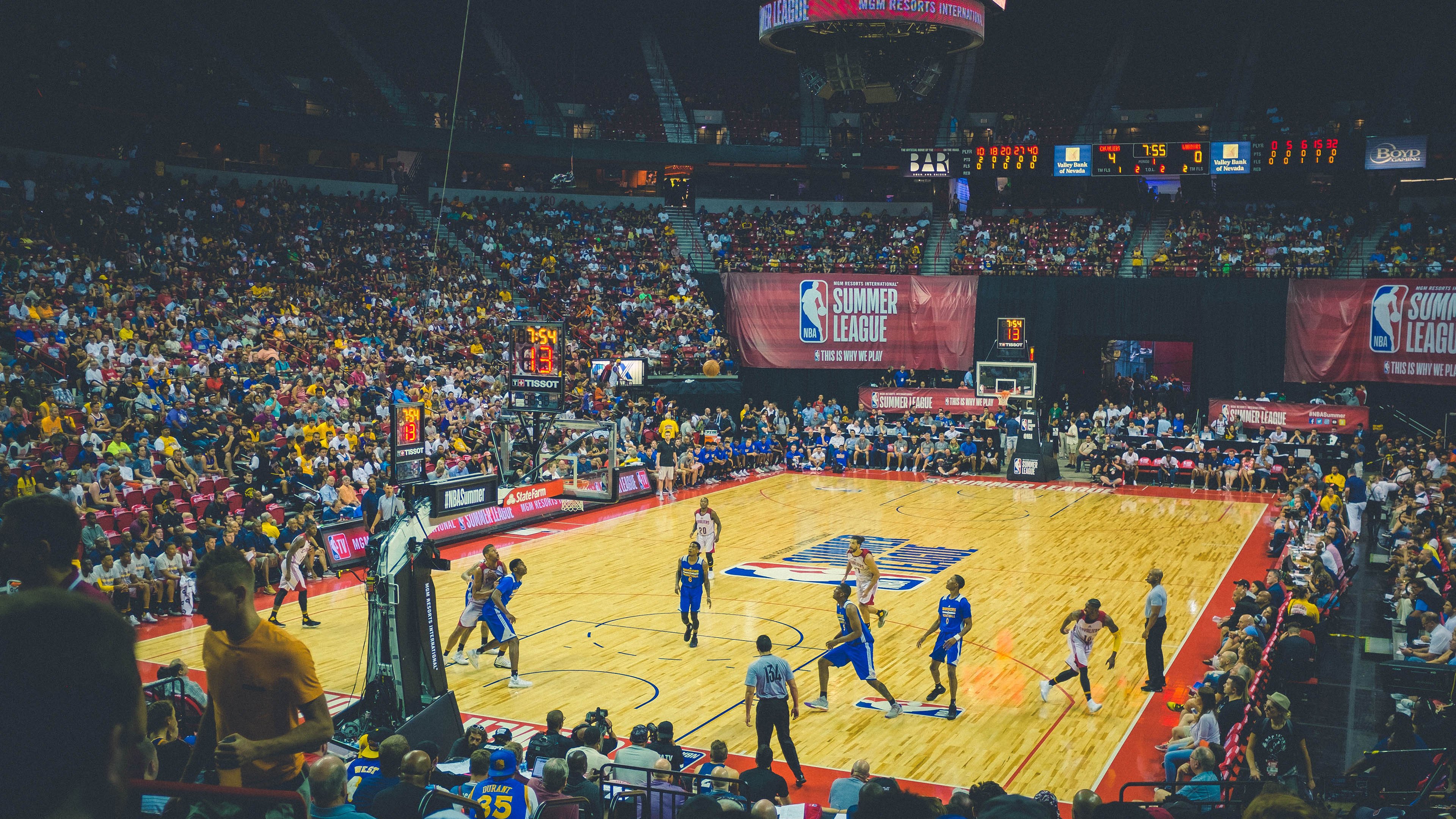 北欧寒夜，非洲雄狮咆哮，奥斯梅恩在巴萨对阵芬兰联队中证明何为世界级